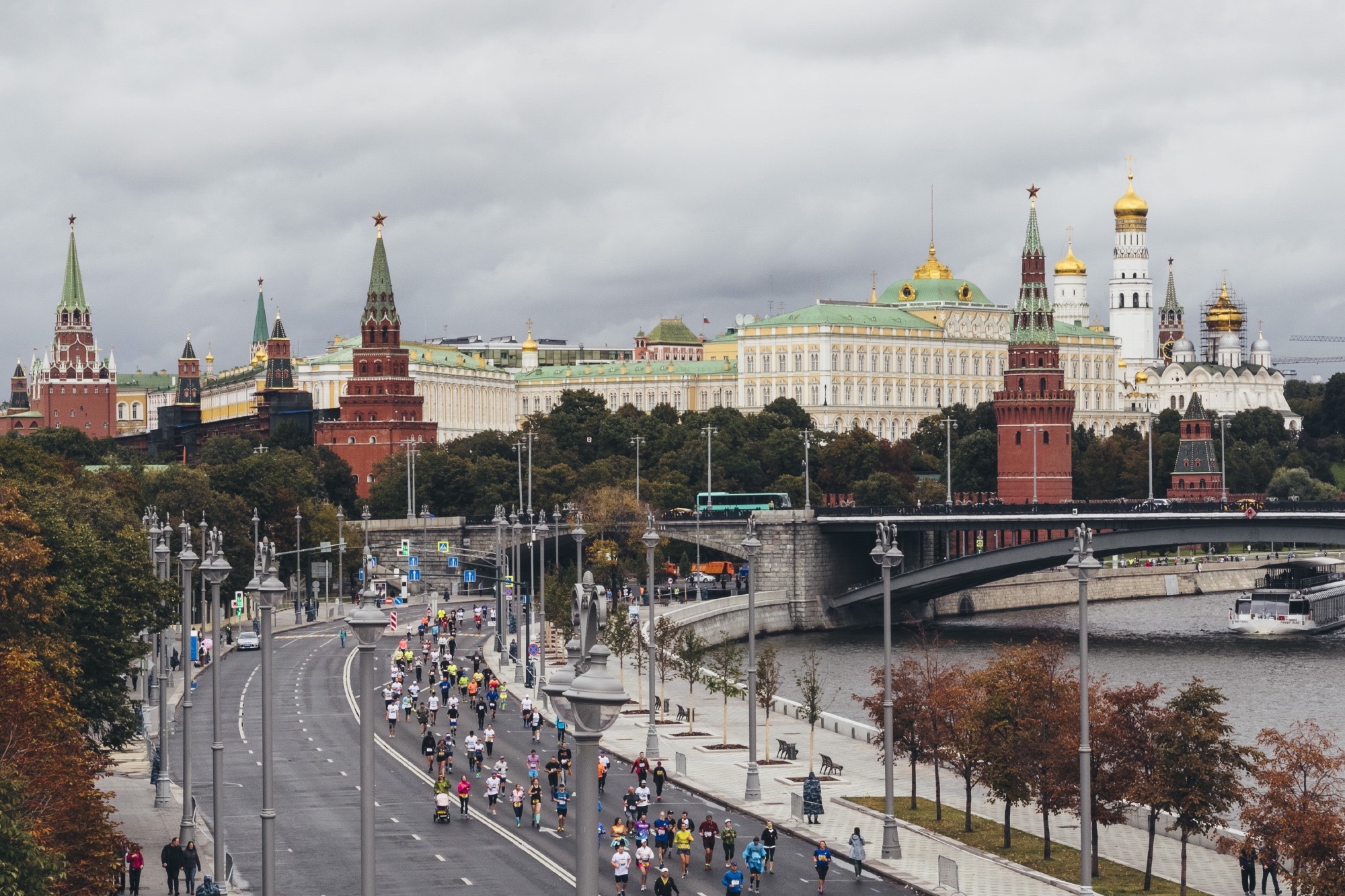 Москва какая готовность. Кремлевская набережная Москва. Кремлевская набережная фото. Какая Москва. Московский полумарафон Кремль.